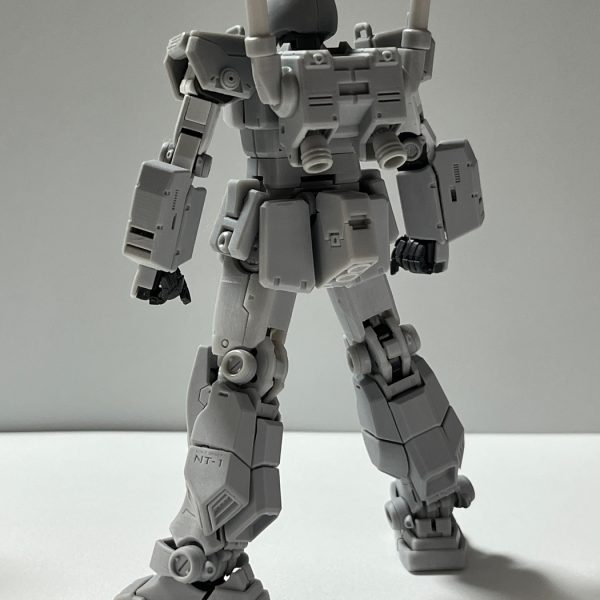 軽々に誓うな。誓いを破るな。破るなら嘘をついたその自分の口を破れ！と、幼児の頃から叩き込まれた昭和なお爺な訳ですが…(^^;)。自分に！ですよ？人には全く強要しません(笑)。アレックス：新規いきなり登場感は薄まって、ガンダム改修プラン実際編ぐらいの力加減に出来たような気がします。でもRX-78の軽やかさは影を潜めて、暴力的な香りがします。失敗時公開分より貧弱さが消えたかな？。新規関節マルイチパーツ(マグネットコーティングカバー)のお陰？内フクラハギパーツ完品でラインが整理されたせい？とにかく些細なことでバランスは変わりますね。こうなった妄想と発想の説明はまた完成品アップの際に。間に合ったことにしてもいいですか…？ダメなら自分の口引っ張ります(@_@。。こらこらハニー、にらめっこじゃないってば…。蛇足そうそう、コイツのガトリング下腕を作る過程で、保留していたRX-78-2の腕も共通化して修正しました、多分これが僕の思う、欲しかったラインのセンチネルガンダム1/144…どうかな…(^^ゞ、&nbsp;（4枚目）