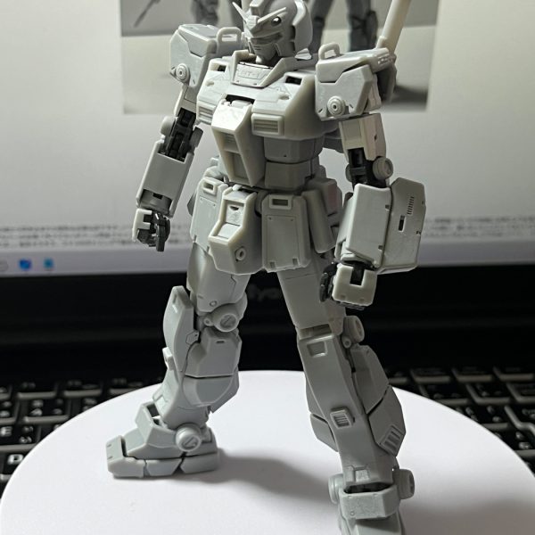 週末までに!などと勝手に負荷を掛けた結果疲れ果て…報告写真もやっつけで取って滑り込み微妙な写真を…しかもアキレス腱のスラスターもパーツ欠落してたし。スミマセン。そんな反省の元、久しぶりに少しゆっくり寝たと言うことで、少々撮り直しを試みたり。なんかガンキャンとガチの殴り合いが出来そうな逞しさはある(笑)。その反面、アピール強めの首元・足元の機体名カービングが少し恥ずい。お爺は普段あまりやらないし、この頃のNT宣伝など思春期Aさんもブチ切れると思う…けどこの子は戦意高揚効果も経費も高く、お偉いさんが見逃さないと思うので敢えて入れた。ここまでは組み上げないと残りの作業・例の温州ミカンダンボール装備(笑)構想するにも、ボディラインフィッティング出来ないから。まぁそこまでの装備完品には間を空けて、一応の完成品扱いするかも…?と迷い中…どちらかへ続く。別件なんか最近運だけはある。危機もことごく取り返す事や、可動の機構詰込構想に行き詰まるも急に閃いたり。あと、急に感が働いて普段は全く行かない某ショップに訪れ迷子のアッシマー発見。…こんなの今時放出するのは何か御事情があるのだろう?分かるぞ(T_T)…と妙な同情をしつつゲット…ところで作んの?いや、つい…(^^;)。まあとにかくこの幸運の揺り戻しが来ない事を祈る。(2枚目)