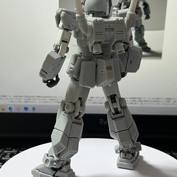 週末までに!などと勝手に負荷を掛けた結果疲れ果て…報告写真もやっつけで取って滑り込み微妙な写真を…しかもアキレス腱のスラスターもパーツ欠落してたし。スミマセン。そんな反省の元、久しぶりに少しゆっくり寝たと言うことで、少々撮り直しを試みたり。なんかガンキャンとガチの殴り合いが出来そうな逞しさはある(笑)。その反面、アピール強めの首元・足元の機体名カービングが少し恥ずい。お爺は普段あまりやらないし、この頃のNT宣伝など思春期Aさんもブチ切れると思う…けどこの子は戦意高揚効果も経費も高く、お偉いさんが見逃さないと思うので敢えて入れた。ここまでは組み上げないと残りの作業・例の温州ミカンダンボール装備(笑)構想するにも、ボディラインフィッティング出来ないから。まぁそこまでの装備完品には間を空けて、一応の完成品扱いするかも…?と迷い中…どちらかへ続く。別件なんか最近運だけはある。危機もことごく取り返す事や、可動の機構詰込構想に行き詰まるも急に閃いたり。あと、急に感が働いて普段は全く行かない某ショップに訪れ迷子のアッシマー発見。…こんなの今時放出するのは何か御事情があるのだろう?分かるぞ(T_T)…と妙な同情をしつつゲット…ところで作んの?いや、つい…(^^;)。まあとにかくこの幸運の揺り戻しが来ない事を祈る。(3枚目)