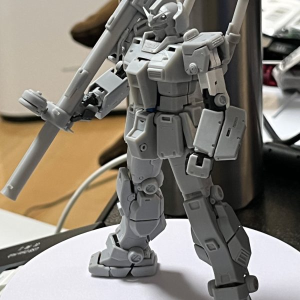 週末までに!などと勝手に負荷を掛けた結果疲れ果て…報告写真もやっつけで取って滑り込み微妙な写真を…しかもアキレス腱のスラスターもパーツ欠落してたし。スミマセン。そんな反省の元、久しぶりに少しゆっくり寝たと言うことで、少々撮り直しを試みたり。なんかガンキャンとガチの殴り合いが出来そうな逞しさはある(笑)。その反面、アピール強めの首元・足元の機体名カービングが少し恥ずい。お爺は普段あまりやらないし、この頃のNT宣伝など思春期Aさんもブチ切れると思う…けどこの子は戦意高揚効果も経費も高く、お偉いさんが見逃さないと思うので敢えて入れた。ここまでは組み上げないと残りの作業・例の温州ミカンダンボール装備(笑)構想するにも、ボディラインフィッティング出来ないから。まぁそこまでの装備完品には間を空けて、一応の完成品扱いするかも…?と迷い中…どちらかへ続く。別件なんか最近運だけはある。危機もことごく取り返す事や、可動の機構詰込構想に行き詰まるも急に閃いたり。あと、急に感が働いて普段は全く行かない某ショップに訪れ迷子のアッシマー発見。…こんなの今時放出するのは何か御事情があるのだろう?分かるぞ(T_T)…と妙な同情をしつつゲット…ところで作んの?いや、つい…(^^;)。まあとにかくこの幸運の揺り戻しが来ない事を祈る。(4枚目)