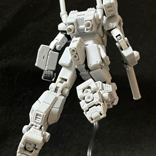 週末までに!などと勝手に負荷を掛けた結果疲れ果て…報告写真もやっつけで取って滑り込み微妙な写真を…しかもアキレス腱のスラスターもパーツ欠落してたし。スミマセン。そんな反省の元、久しぶりに少しゆっくり寝たと言うことで、少々撮り直しを試みたり。なんかガンキャンとガチの殴り合いが出来そうな逞しさはある(笑)。その反面、アピール強めの首元・足元の機体名カービングが少し恥ずい。お爺は普段あまりやらないし、この頃のNT宣伝など思春期Aさんもブチ切れると思う…けどこの子は戦意高揚効果も経費も高く、お偉いさんが見逃さないと思うので敢えて入れた。ここまでは組み上げないと残りの作業・例の温州ミカンダンボール装備(笑)構想するにも、ボディラインフィッティング出来ないから。まぁそこまでの装備完品には間を空けて、一応の完成品扱いするかも…?と迷い中…どちらかへ続く。別件なんか最近運だけはある。危機もことごく取り返す事や、可動の機構詰込構想に行き詰まるも急に閃いたり。あと、急に感が働いて普段は全く行かない某ショップに訪れ迷子のアッシマー発見。…こんなの今時放出するのは何か御事情があるのだろう?分かるぞ(T_T)…と妙な同情をしつつゲット…ところで作んの?いや、つい…(^^;)。まあとにかくこの幸運の揺り戻しが来ない事を祈る。(6枚目)