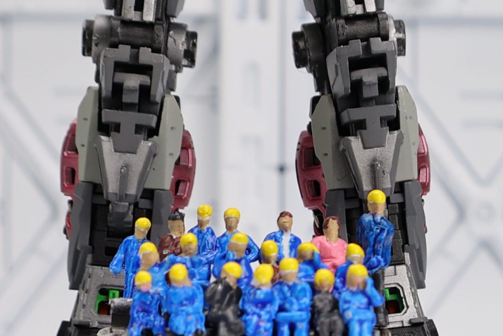 この機体を手にして三番目にやりたかったシーンです。ジ・オリジンテレビシリーズのエンドロール(第9話 - 第12話)シーンで、集合写真のようなカットです。こちらも遠く及びませんが、現行我が家で作業されているスタッフさん勢揃いです。