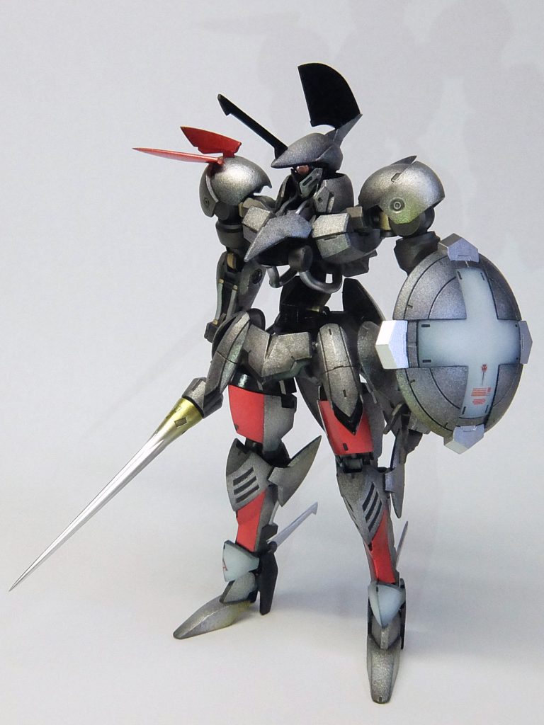 初めてやってみましたが、難しいですね～　具合がわからん・・・溶きパテ作って表面荒らして「おっ！ええ感じやん！」と思って、薄めにサフ吹いたら、荒れ具合がもの足りない・・・また溶きパテで表面荒らして、を繰り返しました・・・それとは対照にLED風の脚部の赤いラインはキャンディーにして、そこと黒い所だけ全ツヤにして、他はツヤ消しにしてメリハリをつけました。