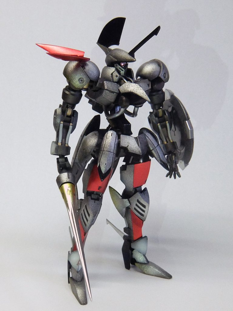 塗装ですが、せっかくマトモに西洋騎士風なんで、やってみたかった鋳造風にしてみました。ん？でも西洋鎧って表面は矢とかすべらせるようにツルツルですよね・・・でも戦車とかの鋳造塗装ってザラザラしたイメージあるし、やってみたい塗装はザラザラした感じのんやし・・・よし、やっぱザラザラで行こう！理由はカッコイイから！