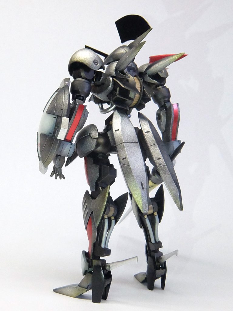 いじった場所はこの程度です・・・頭部①：前に円錐状に出っぱった鎧部、スリットを埋めて削除、下部を丸み削除で平坦化。頭部②：顔の下部を削り小型化。頭部③：目にしようかなと思ったのですが、面白そうなのでモノアイ化。頭部④：前向きについた羽、削除。取付穴とその周辺のディテールは埋めて削除。頭部⑤：トサカとツノのカウンターウェイト追加。頭部⑥：あご下ケーブル追加。肩アーマー：中央のディテール削除と頭部の羽を移設。&nbsp;