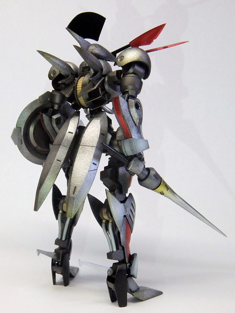 胸アーマー①：上向きに角度変更。胸アーマー②：下部コクピット部にパテ造形。腰-前アーマー：角度変更のため分割。中央部は下部にプラ板で飾り。腰-横アーマー：余剰パーツを使用。腰-後アーマー：本来の腰横アーマーをカウンターウェイト替わりに移設。つま先：12mm延長。かかと上：やっぱり欲しかったんでプラ板でアイゼン。その他、各所先端：削ったり、カット＋プラ板やプラ棒で尖らせました。