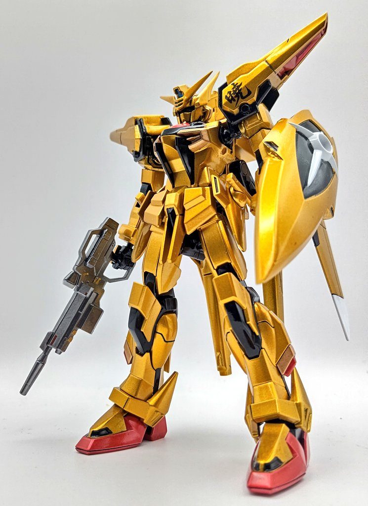 実は肩パーツの合わせ目を消したくて改造したところ腕の可動の事を失念してしまい立ちポーズ以外のポーズがほぼ出来なくなってしまいましたが思っていたよりもいい感じのゴールドでよかったかなと思います