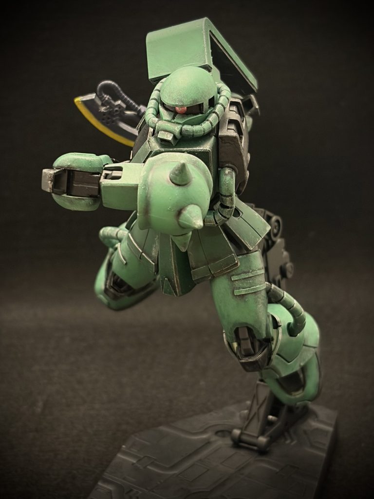 この塗装方法にだいぶ慣れてきました。でも、スパイクアーマーにバッチリ残った美しい直線のパーティングラインや、左の前腕のゲート処理の深い痕跡と合わせ目、全体のドライブラシのバランスなど、課題も山積みです。自分のペースで少しずつ解決を目指します。