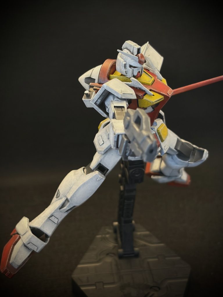 胸部の白い角のようなパーツは、片方折れてしまったので、もう片方も切って長さを揃えました。そしてキラリと光る目は付属のシールです。塗るのは小さくて見えないし、キラっとした感じは出せないので、私はこれで十分です。胸部の青を赤に変えただけで、ずいぶん印象が変わりますね。2Pカラー的な。あるいは、実戦投入はまだ早くない？って印象の配色ですが、個人的にはいい感じに赤色を塗れたかなあと思っています。シンプルな装備で、ガンダム然とした形状は意外と好みでした。