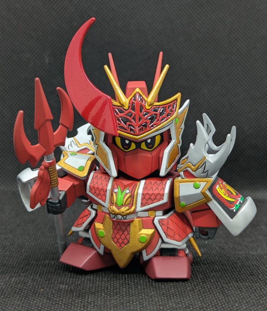 赤龍頑駄無の鎧は、胴体を囲むように2パーツで構成され、左右に合わせ目があります。合わせ目を消そうとするとパーツのどこかを切断せざるを得ず、今回はサイドスカートとリアスカートを切り取りました。