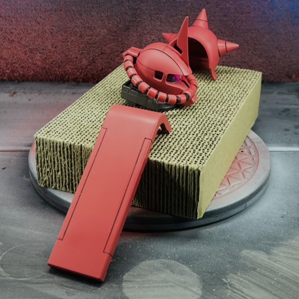 PGシャア専用ザク2。&nbsp;ショルダーシールドの修正をして、スジ彫りと墨入れしました。&nbsp;シールドのラインは、あえてシンプルに修正しました。&nbsp;パテと瞬間接着剤が大活躍した1日でした！ｗ&nbsp;だいぶイメージが湧きました！ｗ(gundam-kao8)（3枚目）