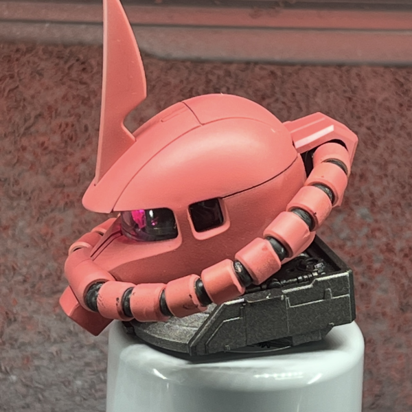 PGシャア専用ザク2の頭で、スジ彫り修行してみました。イイ感じにスジ彫りできて、塗装、墨入れ、をしました。スジ彫りって、力んじゃうんですけど、少し慣れましたｗほかのパーツでも、スジ彫りで情報量増やして、イイ感じに仕上げられたらいいなと思いますｗ頑張りたいと思います！ｗ（2枚目）