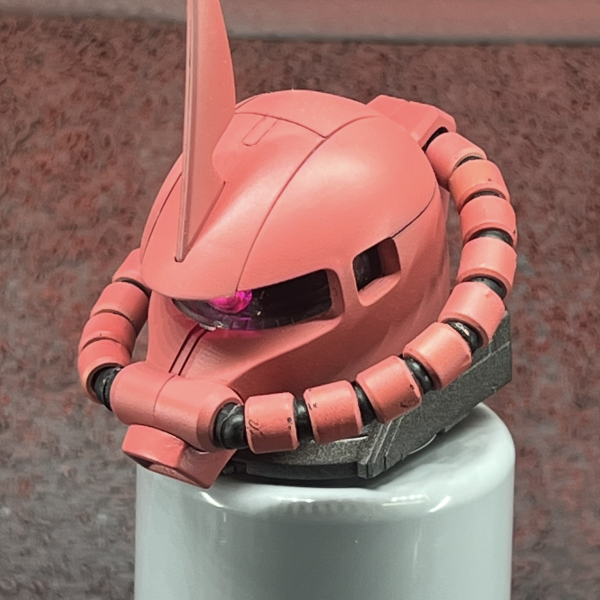 PGシャア専用ザク2の頭で、スジ彫り修行してみました。イイ感じにスジ彫りできて、塗装、墨入れ、をしました。スジ彫りって、力んじゃうんですけど、少し慣れましたｗほかのパーツでも、スジ彫りで情報量増やして、イイ感じに仕上げられたらいいなと思いますｗ頑張りたいと思います！ｗ（3枚目）