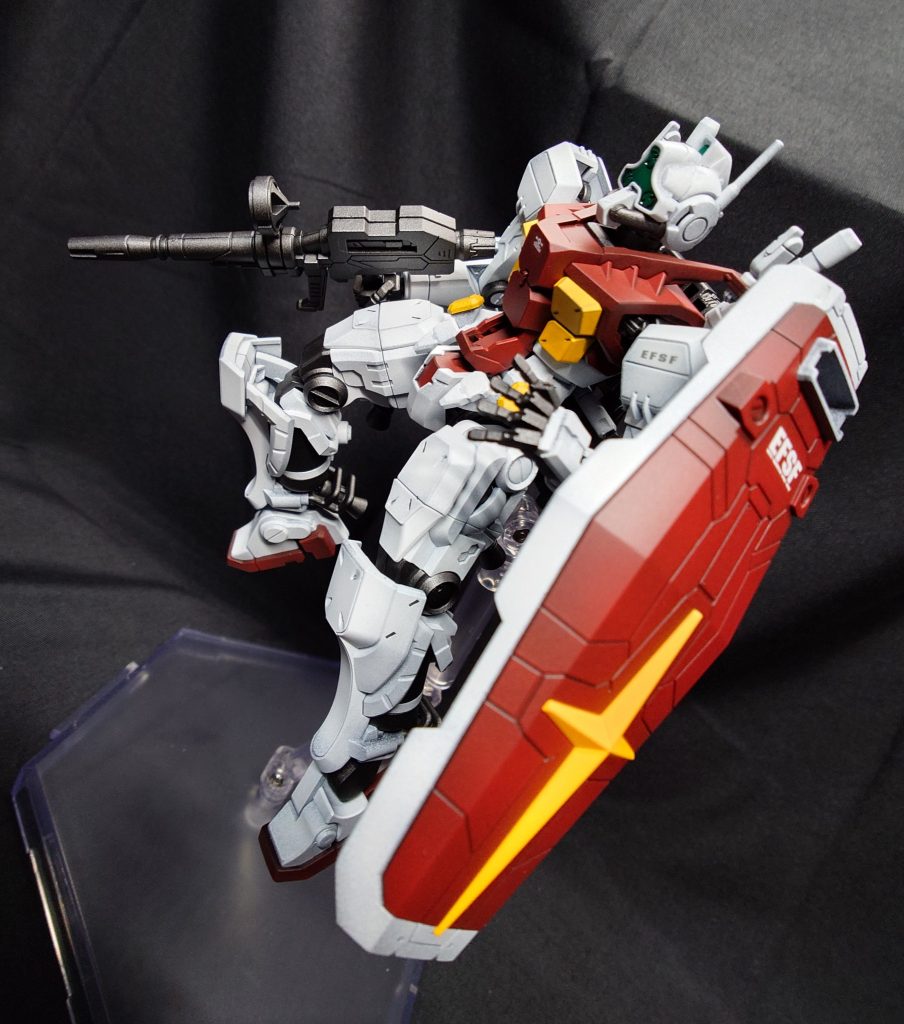 HGGQ ゲルググ ボカタ機を改造+全塗装でジムっぽいG(e)Mを製作しました。黄色部以外は黒立ち上げで塗装に重量感を持たせています。GQキットはディテール多めなので、デカールは最小限に留めています。バックパックの取り付けには少し悩みましたが、ジムの日に間に合ってよかったです。