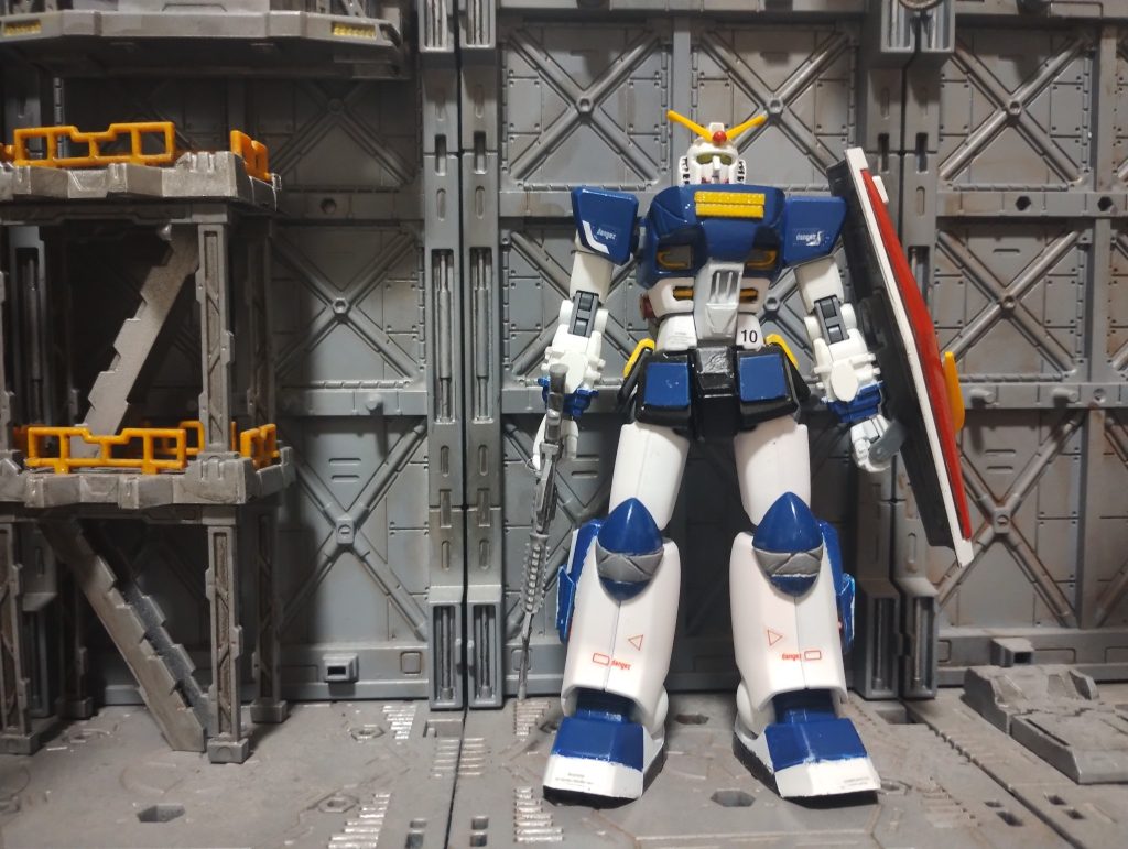 ガンダムの思わぬ出現により劣勢を強いられたジオン軍が開発したトンデモ兵器のひとつ、という空想でそれっぽくつくりました。ガンダムにガンキャノンの脚を使用しました。SD-EXガンダムのシールドを使用して胸を厚くしています。100均のライフルを加工して使用しました。