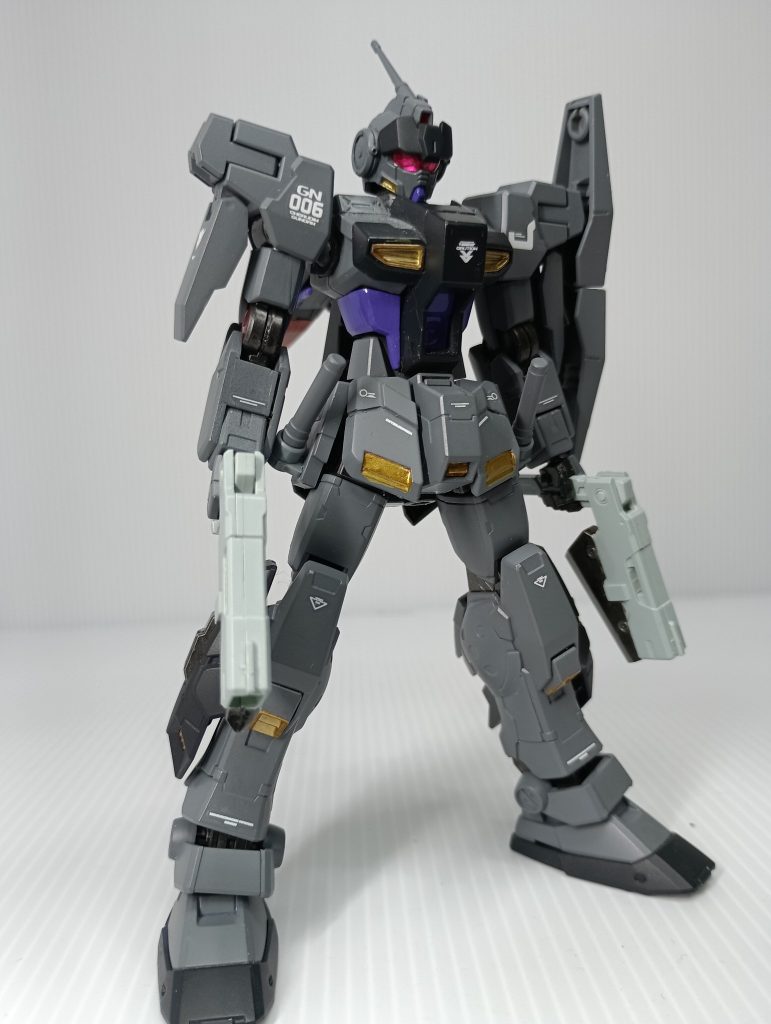 昔作ったものに再塗装とデカールを貼り付けています。頭部と腰部脚部が1/144ペイルライダー。腕部が1/144ケルディム。武器は1/100ケルディムとなります。胸部は本来1/144Hi-νガンダムなのですが、簡単に取り付けられないのと、プラモとゲームとで形状が微妙に異なるので、AGE-1の胴体にHi-νのパーツを貼り付けたものとなります。