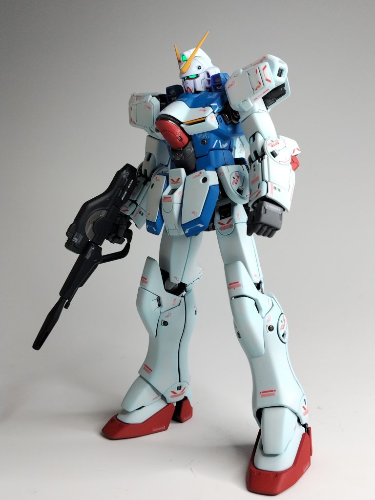 複雑な合体+変形機構と、腕周りの複雑さから、設定どおりのプラモデル化は難しいと思われていたのですが、さすがバンダイ。