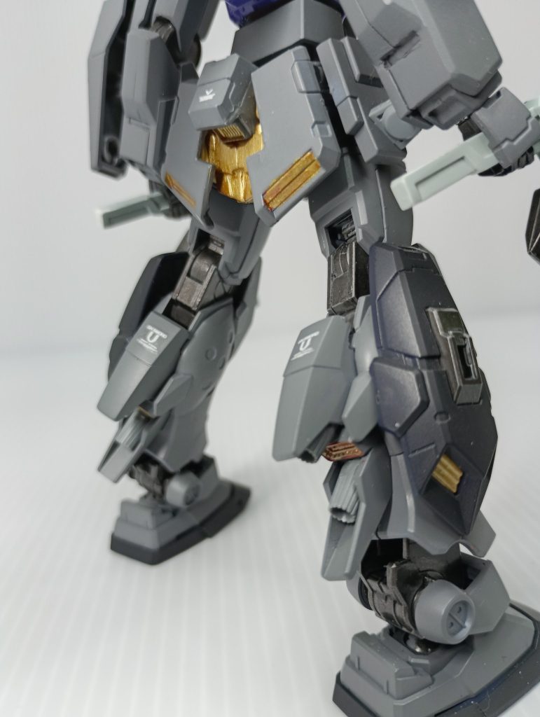 HADESは見た目が派手に変わるわけではないので、リアアーマーと、脚部スラスターが変形するようなアレンジしてます。