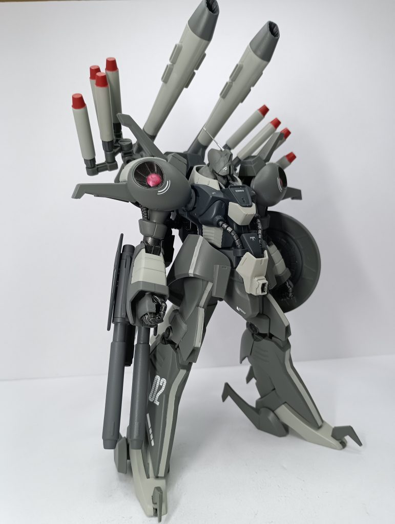 主な改修点は、顔・肩・胴体・つま先の形状変更。バックパックを別キットから移植。2連ビームガン、シールドの改修…と全体に及んでいます。