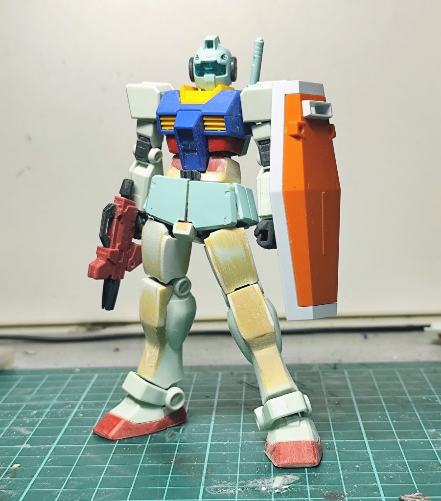 ぼってりさせたくてプロポーションを弄りだした段階。・肩アーマーの形状、取り付け位置変更・腹部延長・腰部をジムから移植、フロント部分は分割可動できるよう加工・脚部の大幅形状変更既にこの時点で大手術が決定しましたｗ