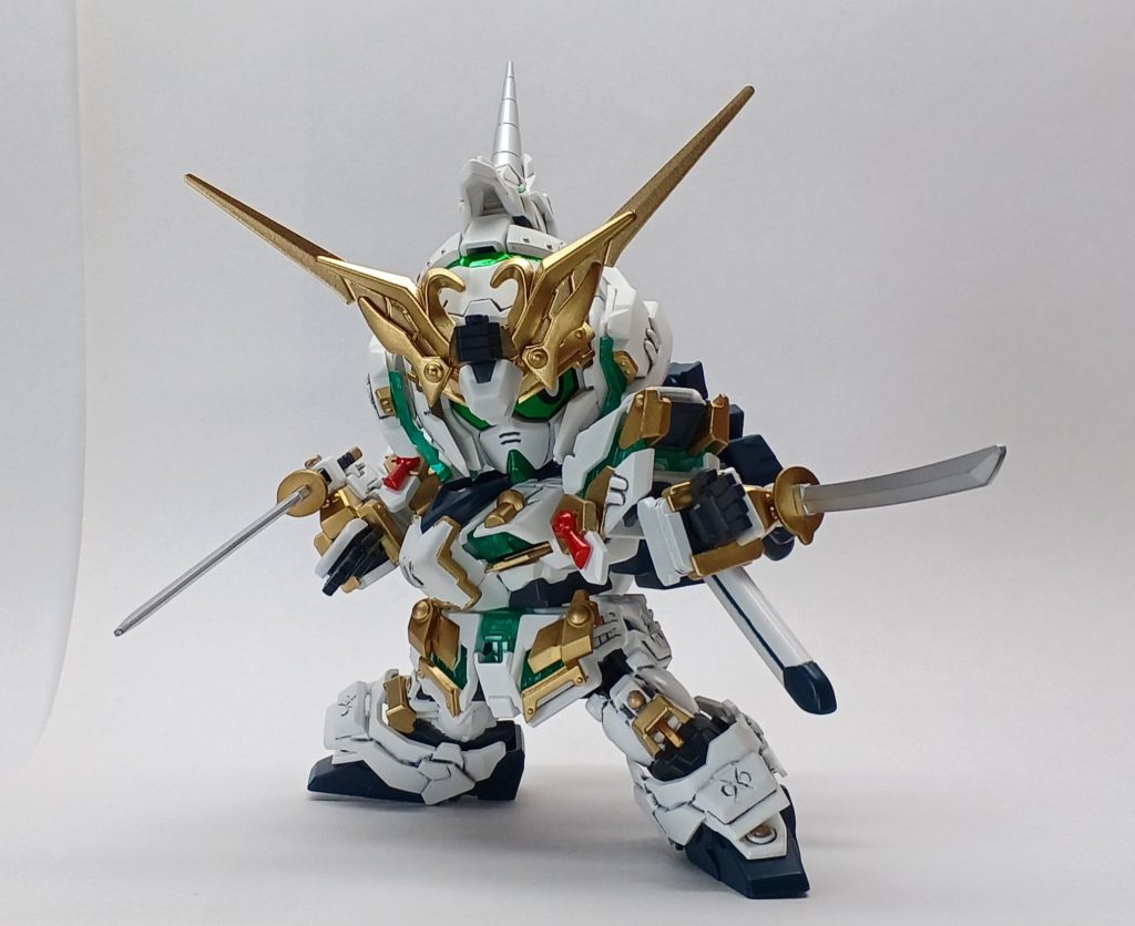 サイコフレーム、緑にチェンジ。前回、口のパーツ赤のままだったので、緑も作りました。刀は、もちろんビームトンファー風に装備します。