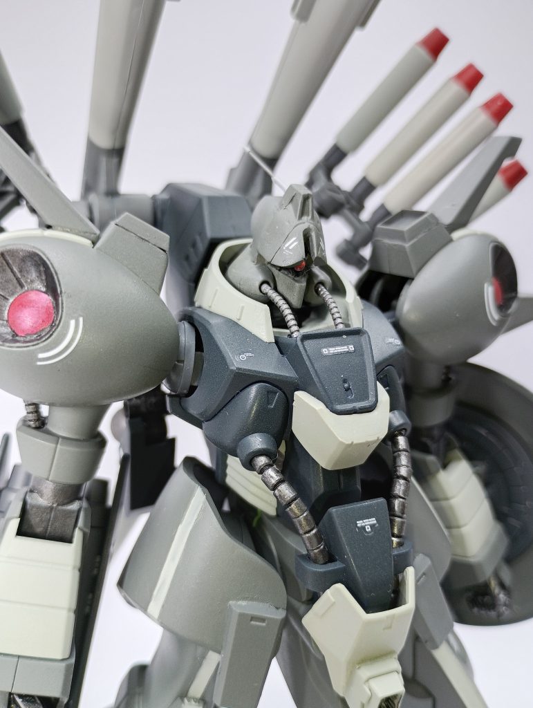 頭部。元キットはひょうたんみたいな印象を受けたので、ひさし部分や後頭部等をエポパで変更しています。あとアンテナと頬のパイプは作成中に紛失・破損したので、市販パーツに置き換えています。