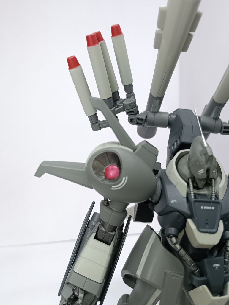 肩はバックパックの砲身と干渉するので、上のでっぱりは切り落として、取付位置を変更しています。