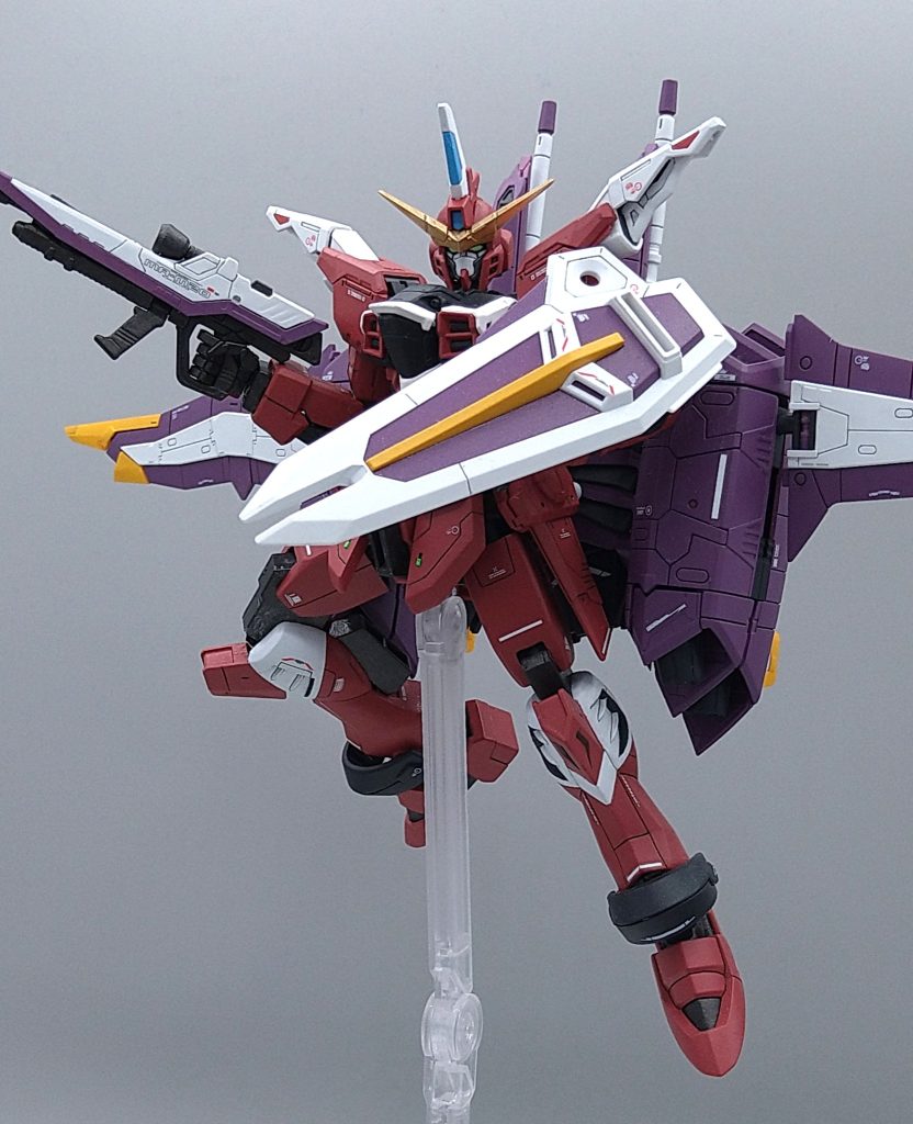 股関節は余っていたEGガンダムのボールジョイントに変更しているため、可動域がアップしています。