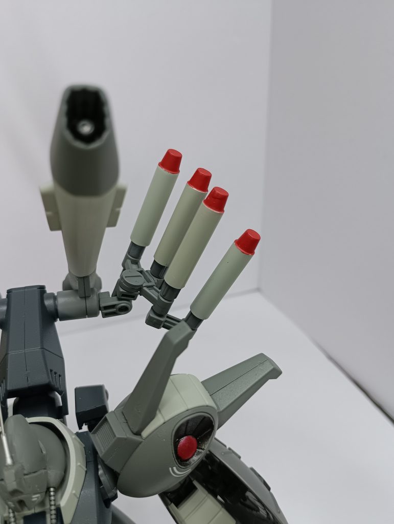 ミサイルの基部はジャンクパーツを組み合わせて作成。あと砲身がまんまカラミティですが……まぁ……そこはシロッコのデザインが先取りしすぎてた…ということにしてますW