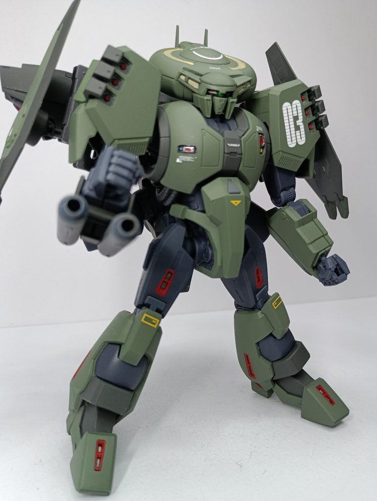 ベースとなったキットは以前作ったグレートジ・オに盾を取られているので、ジャンクパーツを使いビームキャノンを作成。肩のグレネード部は刺さった機体を操作するための射出式の端末です。（「携帯する他人の運命(ブラックボイス)」同様に当たると積みとなります。）