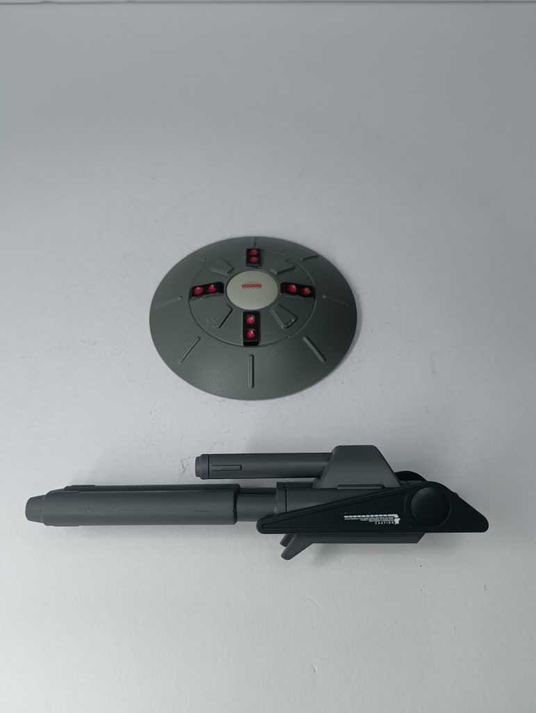 武器。2連ビーム砲はパラスアテネのミサイルの一部を使用し、砲身を太く変更しています。シールドは8連装の小型のメガ粒子砲が内蔵されてるイメージにしました。