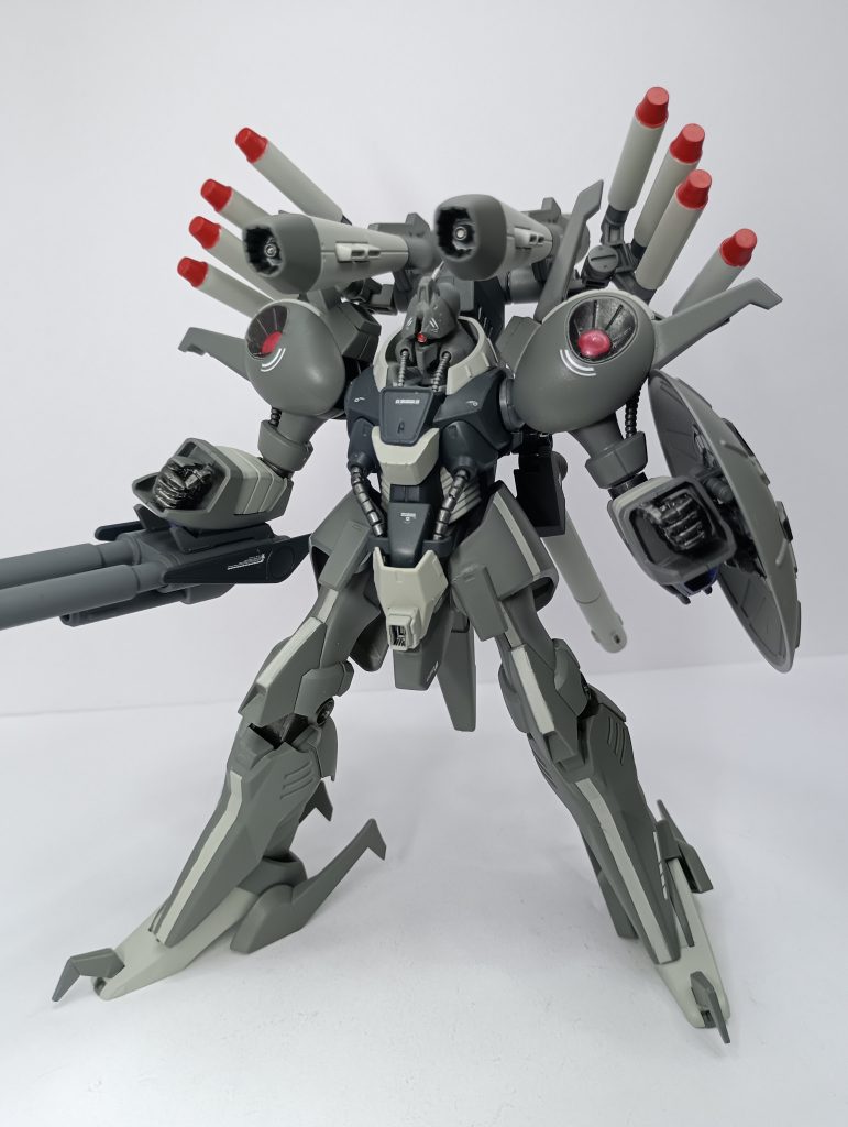 胴体もジャンクパーツを使って微妙に変更。また下腹部にしれっとメガ粒子砲を追加しています。