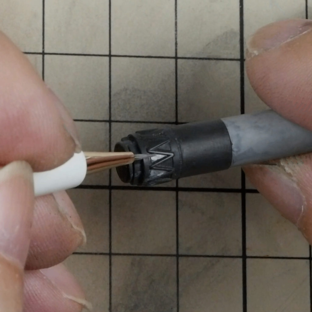 今回の最難関が、バズーカの先端にある三角形の網目の下地の部分です。2mm×5mmくらいの下地の部分だけにエナメルのスカイグレイを塗りました。網目の側面に触れないようにするのが難しく、毛細管現象で角に吸い込まれ、何度も拭ってやり直しをしました。