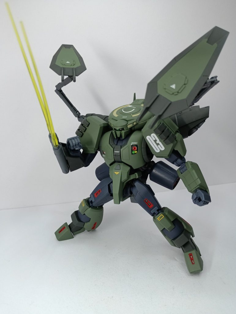 ビームキャノンはビームサーベルとしても運用可能…まあ単に穴に刺しただけですが…(zaku-kao4)