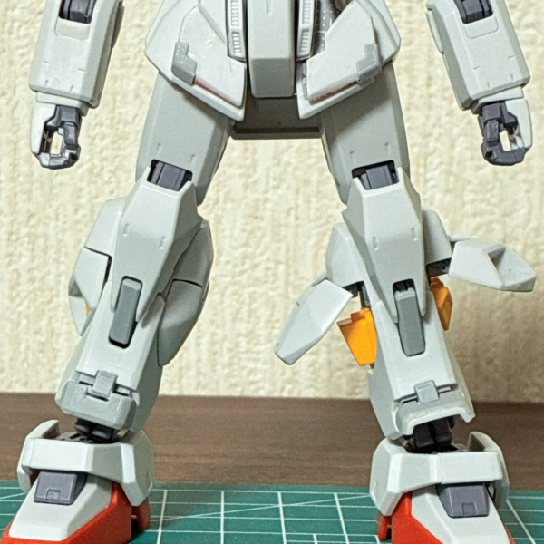 いったんムサイを挟みましたが、マーク2のハッチ展開ギミック組み込みも完了しました😃写真2枚目:腕は肩のスラスターカバーと前後装甲下部、前腕装甲が展開写真3枚目:腰部フロントアーマー ダクト周りの上部展開、下部が横スライド脚部スラスター周りの装甲が左右に展開、足首手前の装甲が展開写真4枚目:上位グレードモデルに見られる脚部装甲のスライドも、関節連動はしませんが、組み込んでみました。太腿前装甲のスライド、膝装甲を切り離して膝に接続、膝と脛の連結部は膝の動きに合わせてスライド。後は内部メカを少々と思ってましたが、繋がってない足首シリンダーが気になってしまったので、次は伸縮シリンダーのギミックを作成します😁（3枚目）