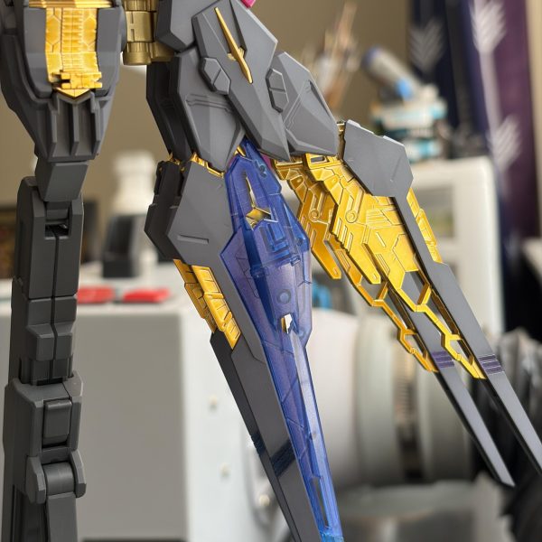 もう限界です…ドラグーンのブルーのテストで、透明スプーンを2箱分も使い切ってしまいました。クリアパーツの裏側から塗るのって、表から塗るのとでは勝手が全然違いますね。「手順を逆にすればいいだけ」というほど甘くありませんでした。明るい場所では良く見えても、少し暗くなると印象がガラッと変わってしまうのが本当に難しい…。現在の試行錯誤のプロセスはこんな感じです:CreateX Candy2OのクリアパープルVallejoのシフター(偏光塗料)水性ホビーカラー H35(ソアラブルー):クリアパーツに直だと、8層重ねてもまだ透けて見えます。タミヤ XF-8 + X16 (1:1):H35の発色を助けるためと、裏側の塗料が回りにくい部分を隠蔽力でカバーするため。ホワイトで裏打ち:反射光を明るくするため(効果は微妙かも…)。ドラグーン先端をマスキングしてクリアブルー:METAL BUILD FESTIVAL 2024の配色をイメージ。 (2枚目)