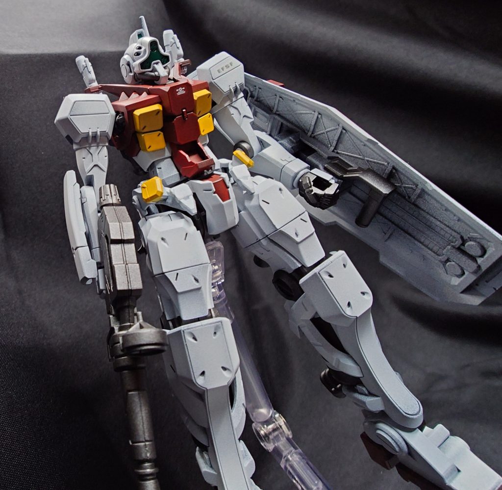 カラーリングはスガイ機に近いですが、よりジムらしい色合いで製作しました。ビームライフルとシールドはEG 万博ガンダムからの流用です。万博ガンダムはディテールが細かいので、GQキットとの親和性は高いです。