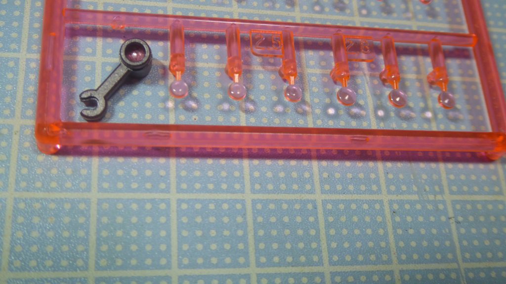 マシンガンのセンサーに使ったH・アイズ3ミニは、2.5mm径がピッタリ合いました。接着せず埋め込むだけでも済みそうですが、安定させるなら接着が良き。