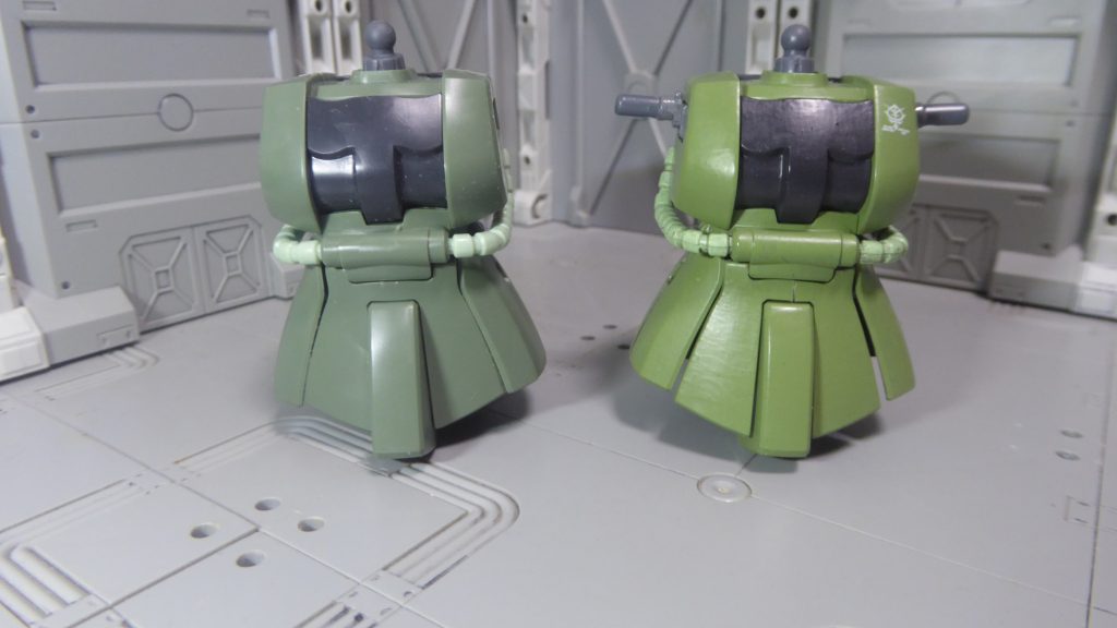 左が無塗装パチ組み状態の、右が筆全塗装による胴体です。左に腕関節パーツが無いのは、改造のため既にどこかへ流用済み。