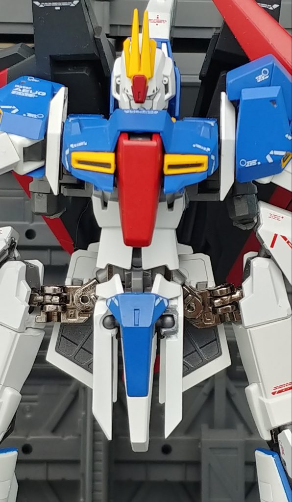 向かって左が元製品、右が改造後です。ボールジョイントの受けはホビーベースのPPC関節技ボールジョイントミニの3mmを削って使用。可動範囲は保たれるよう大きさ、配置を調整しました。