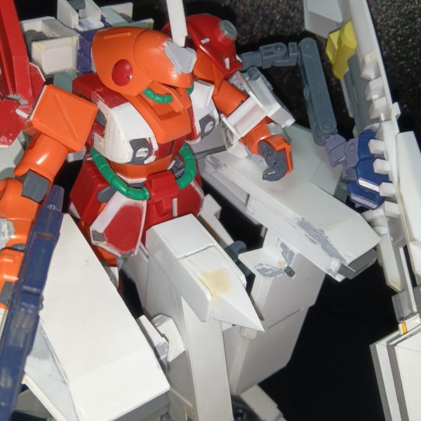 無事上半身おさまりました！変形機構の調整終了、最終調整になるといいな。シールドが大き過ぎるので専用のラッチユニットにて保持との事でそちらも作成、サイドから嵌め反対から挟む機構で完成。シールドも半分まで作成、アームは変形時にも使用している物で長さに余裕があるのでかなり自由に構えられます。（2枚目）