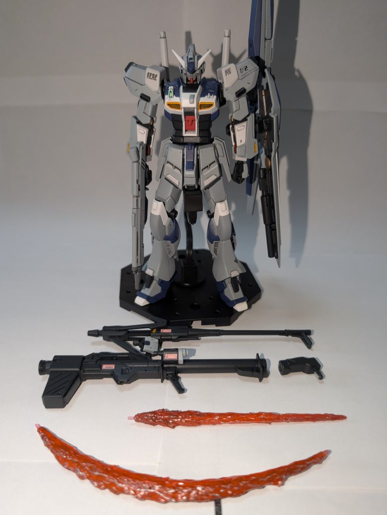 全武装でパシャリ。フェダーインライフルも有ります。ファンネルラックのショートアーム、ハイパーバズーカ、ビームサベールの刃部、サーベル持たせたかったのですが、持ち手作るの忘れ今回無しです😭ご覧いただきありがとうございます。