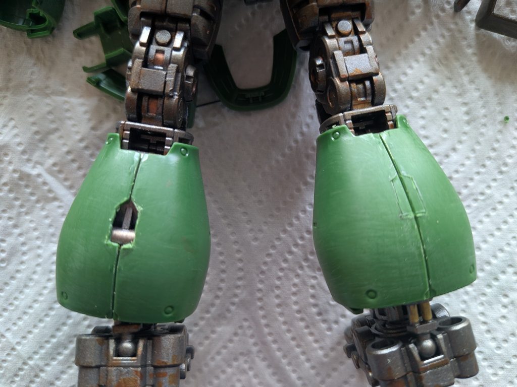 せっかく内部フレーム塗ったので部分的に外装削ってます。