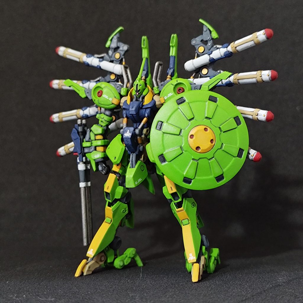 今回は今までと制作方法を変えてみました。まずシタデルのプライマーを吹き、シタデルとファレフォで着色。スミ入れはシタデルのナルンオイル。その後シタデルのアードコートをデカールを貼る箇所に塗り光沢を出し、デカールを貼る。最後にトップコートのつや消しを吹く。というような感じ。初めてまともにトップコート吹いたのでちょっと白化してしまいましたが、概ね満足の出来。