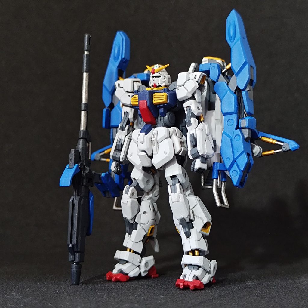 毎回苦労するのがガンダムタイプの頭部のいわゆる口ですね。線が細かすぎてスミ入れが難しいです。特にこいつは口のモールドが消えてて極細筆ペンで慎重に描きましたがズレまくりです。Gディフェンサーを外してMk2単体にできますが、それだと地味になってしまいます。