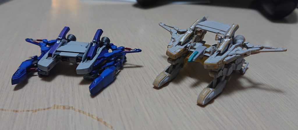 コクピット部分がピンと来ないので、同じくガチャポン戦士NEXTのエコーズジェガンのシールドを切り取って貼り付けることに。