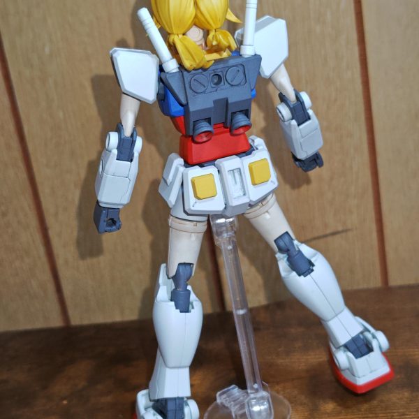 MS少女ガンダム風プラモの本体完成。膝の関節に問題があったので少し予定変更。可動範囲は少なくなったが不自然な感じはなくなった。前のエクシア少女と見比べるとしっかりした感じ。&nbsp;（2枚目）