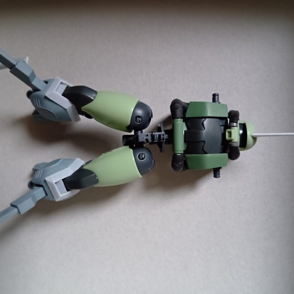 ザクにモンキーロディの膝下移植、角もまぁゲテモノですが、カッコよく見えて来た後は腕もズゴック風の方をつけようパーツ取られたもの同士を合体させていたら、楽しくなって、こっちが本命になってしまいました（2枚目）