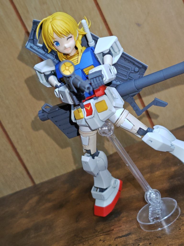 髪型の影響等で少し難しいがなんとか出来たポージング。シールドが後ろ髪やバズーカに接触してしまう。
