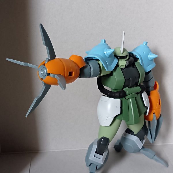 とりあえず腕をつけてみたら、下半身のボリューム不足が目立つスカートもつけて、ロディのサイドスカートを盛ってみると、うーん普通の水中用ザク風、肩に昔イエサブで腕だけで買ったグフカスのショルダーを…完全に思ってたのと違うものに😅今回、ショルダーの移植が上手くいって、可動に全く支障なく出来たし、凄く簡単なので、少しやり方をリバイブザクの肩の、シールド(ショルダーアーマー)基部を付けずに、同じダボにランナーのT字部分を切り出してハメ、グフカスのアーマーのポリキャップに挿しただけですが、アーマーの可動域が半端なく、なんなら後側にも回りますGP01のバーニアみたいに動く、使い道ないが迷走が始まる前にこのまま仕上げるべきか、もう少し頑張るか悩ましいです&nbsp;&nbsp;（2枚目）